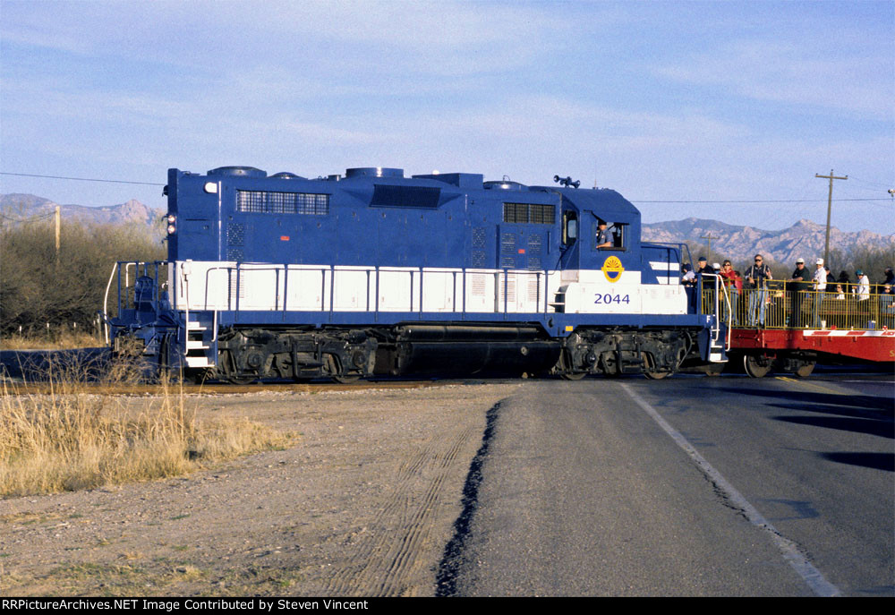 Kyle's San Pedro & Southwestern tourist train with GP20E SWKR #2044 nears Curtiss.